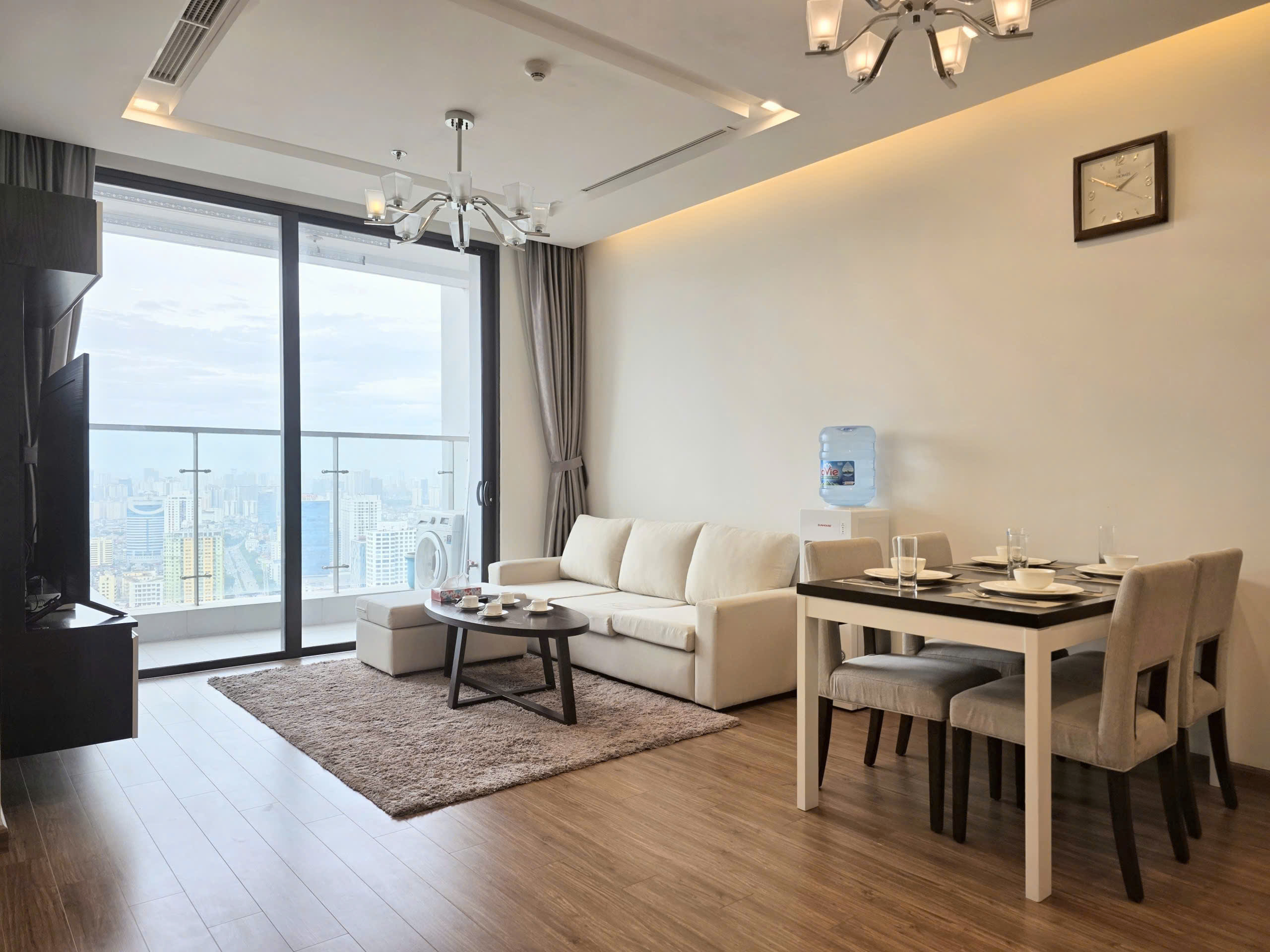 High Floor 2BR Apartment in Vinhomes Metropolis